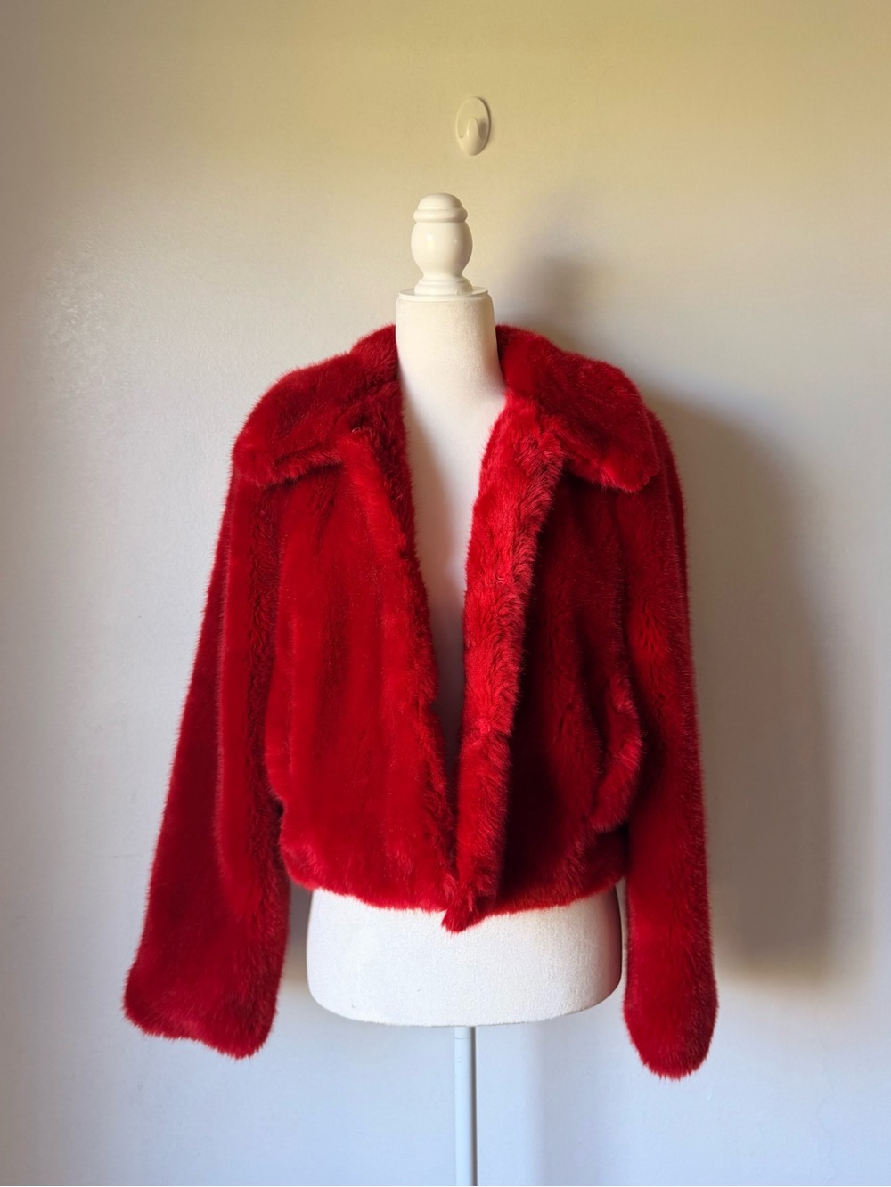 Red faux fur cropped coat - Picture 4 of 11